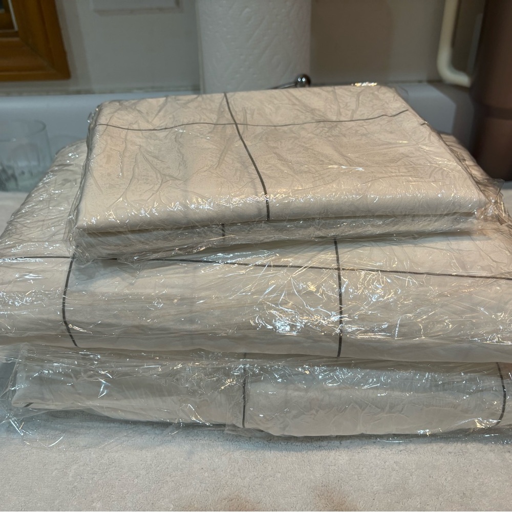 Brooklinen King Size Core Bundle Sheet Set. 2 pillowcases, fitted, & flat sheet.